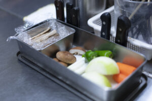 なかやが目指すのは、食を通じて人と人をつなぐこと。 自ら育てた食材を、自分たちの手で調理し、 最高の状態でお客様へお届けする――。 その一口の「おいしい」が、 「ありがとう」という笑顔に変わる瞬間こそ、私たちの喜びです。 これからも、「なかや農園」で育った命を、 心を込めて、一皿に映してまいります。